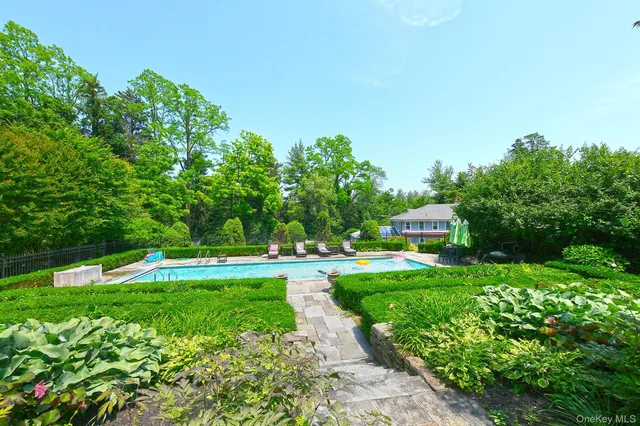 $2,795,000 | 4 Horse Hollow Road, Locust Valley, NY 11560