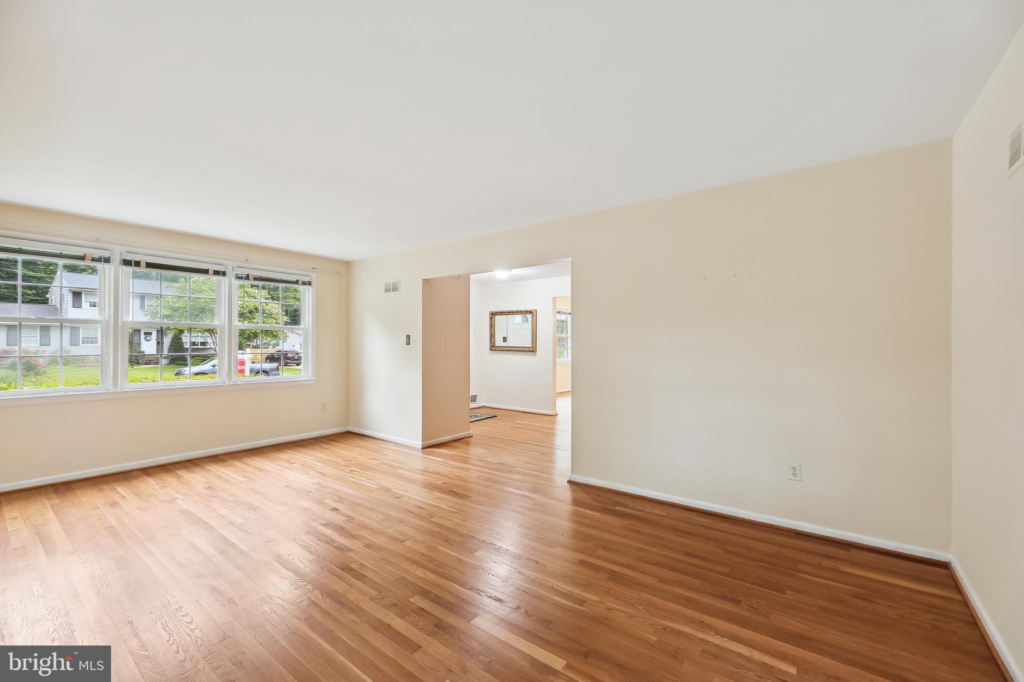 10205 Cardinal Road Fairfax, VA 22030 - Photo 11 of 35 Living Room