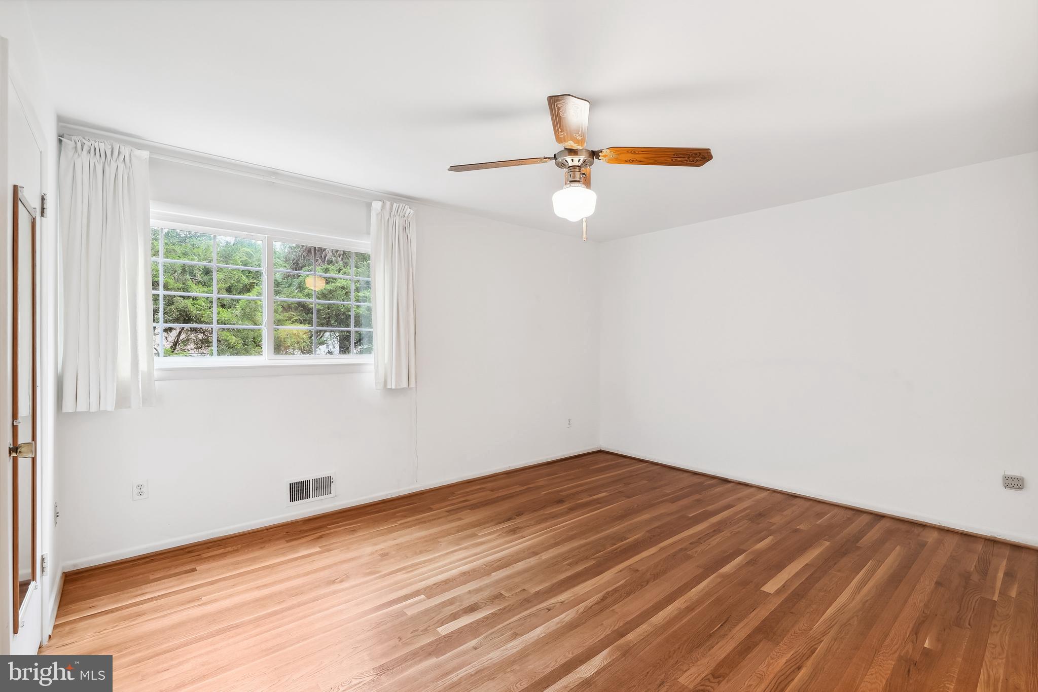 10205 Cardinal Road Fairfax, VA 22030 - Photo 18 of 35 Upper Level Primary Bedroom