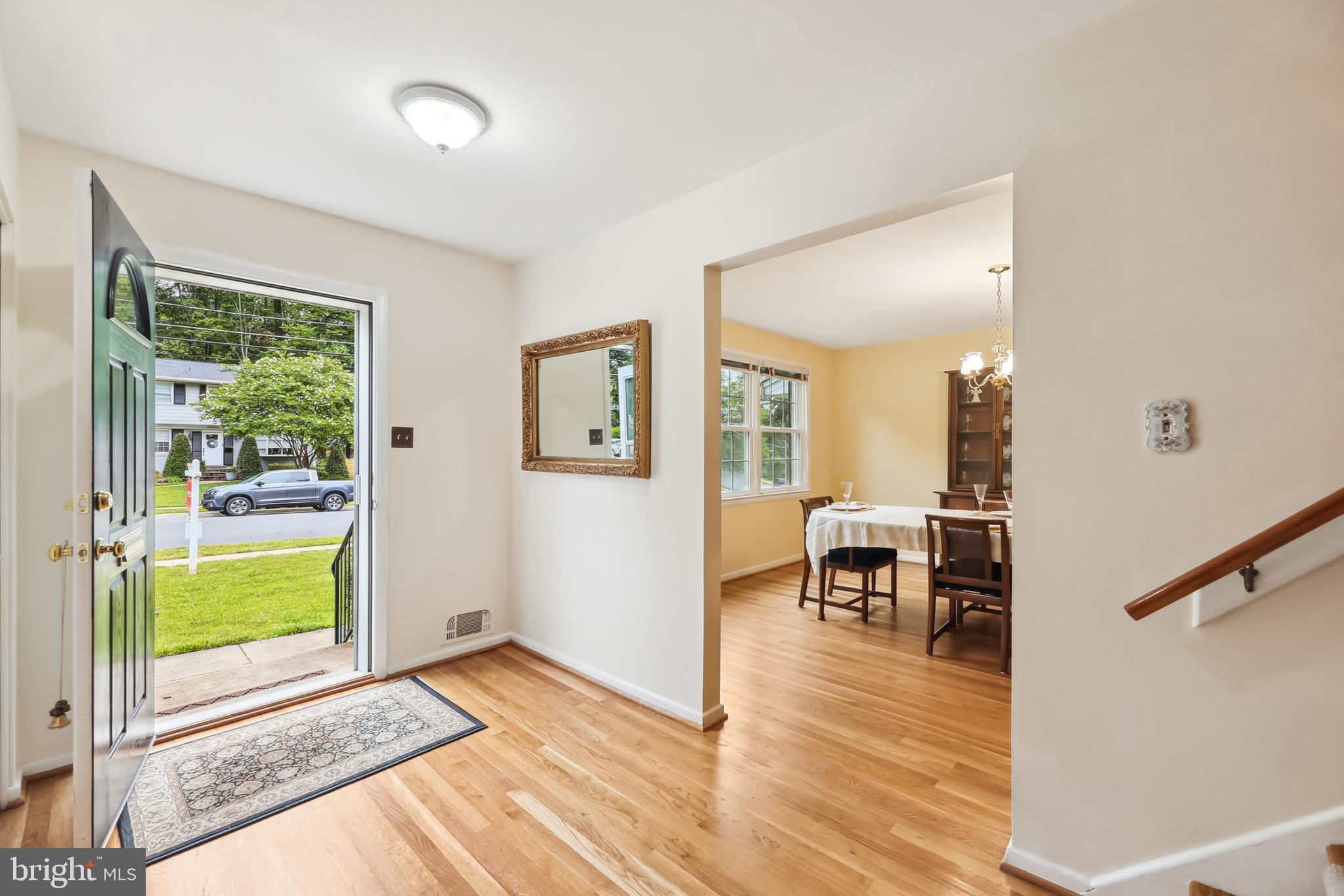 10205 Cardinal Road Fairfax, VA 22030 - Photo 2 of 35 Entry Way Foyer
