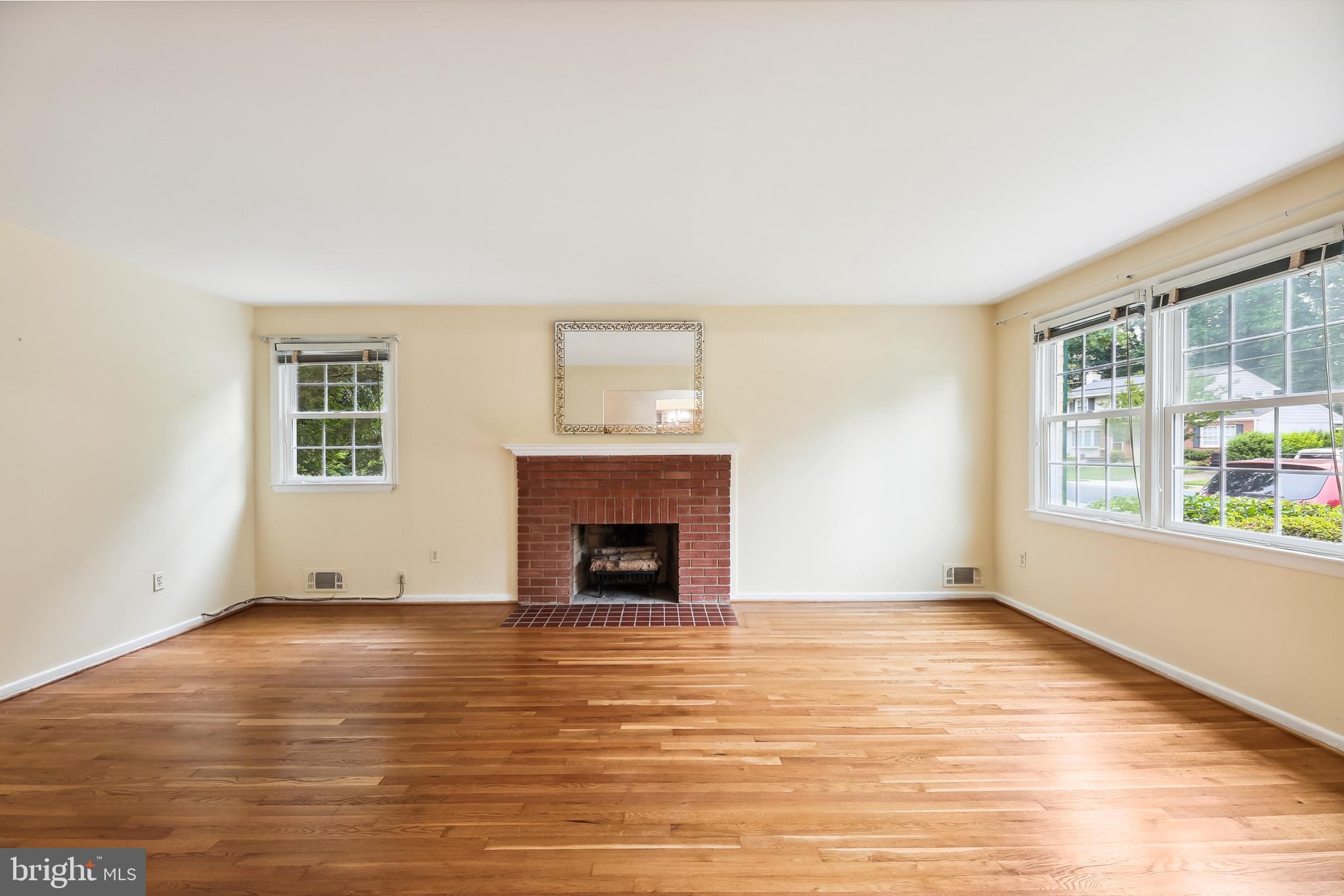10205 Cardinal Road Fairfax, VA 22030 - Photo 9 of 35 Living Room