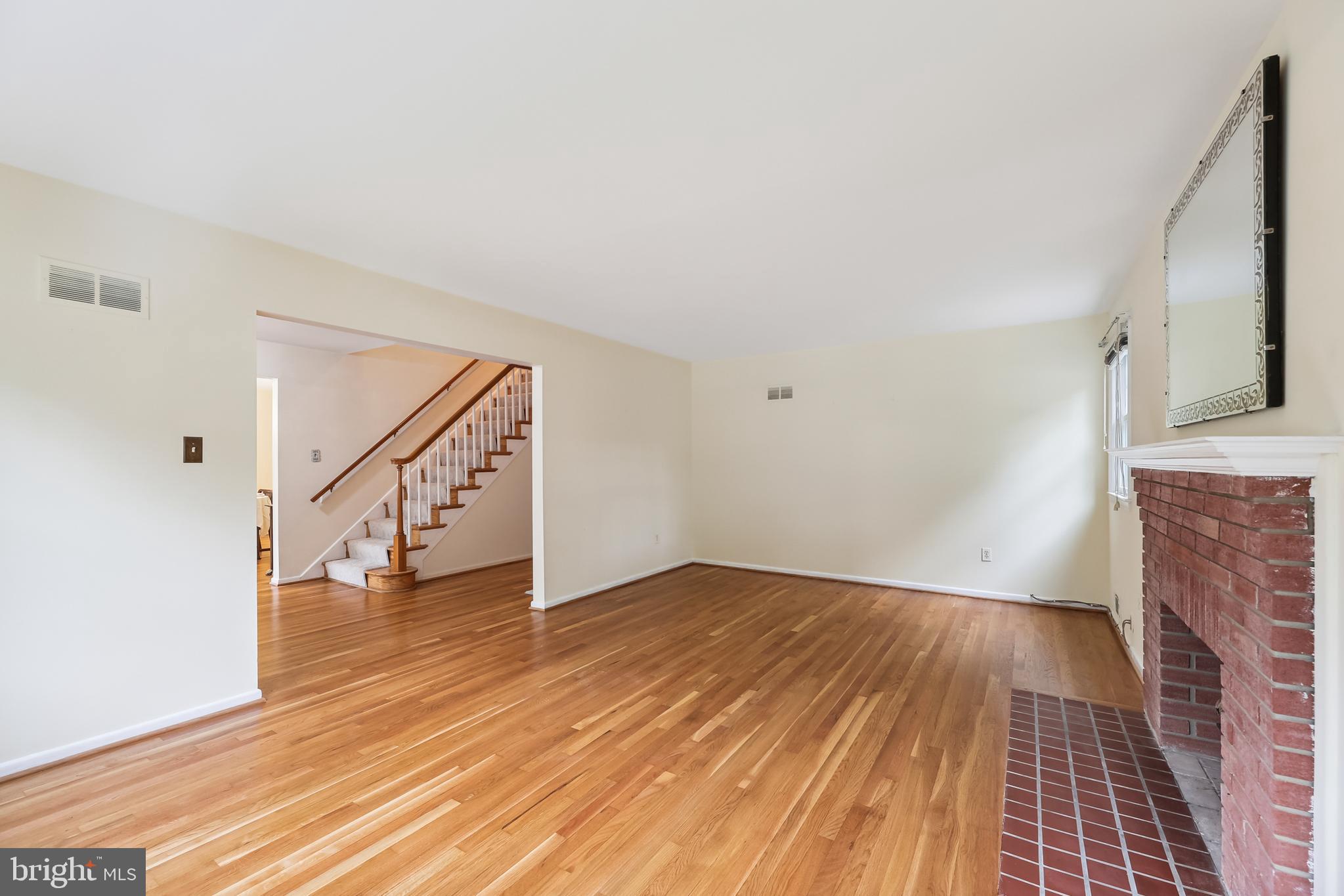 10205 Cardinal Road Fairfax, VA 22030 - Photo 10 of 35 Living Room