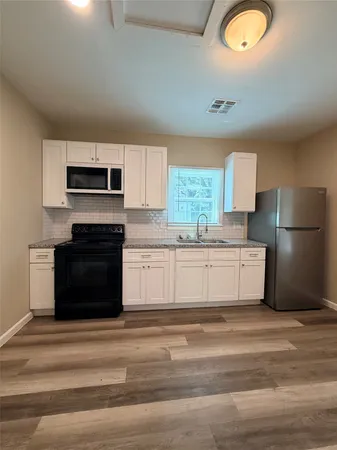 $1,300 | 516 Hurst Place, Angleton, TX 77515