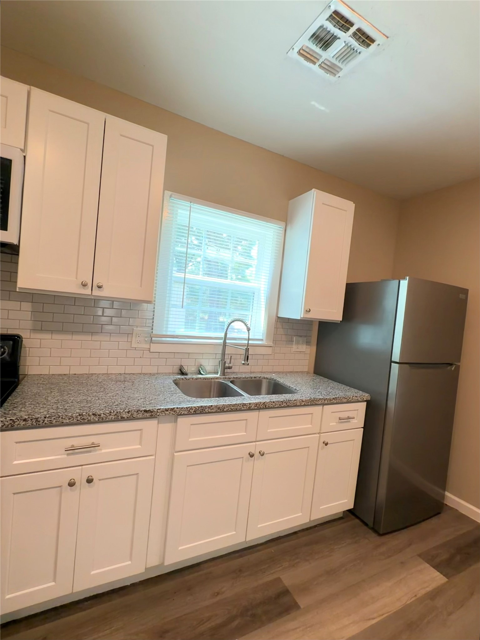 516 Hurst Place Angleton, TX 77515 - Photo 6 of 20