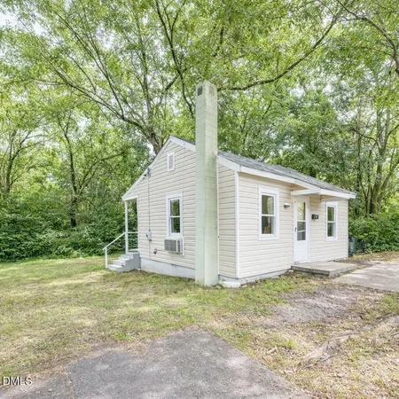 a view of a house with backyard and garden