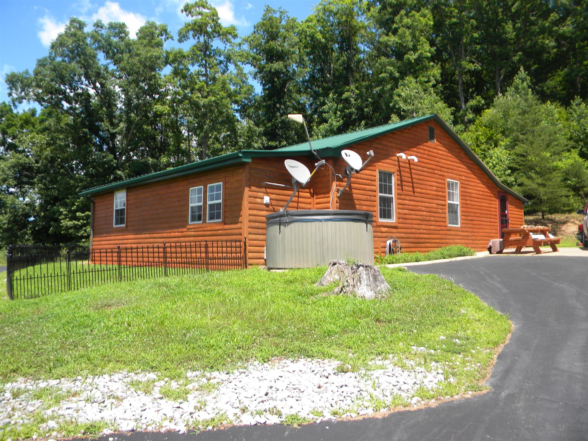 109 Scott Road Hohenwald, TN 38462 - Photo 4 of 30 Hot tub
