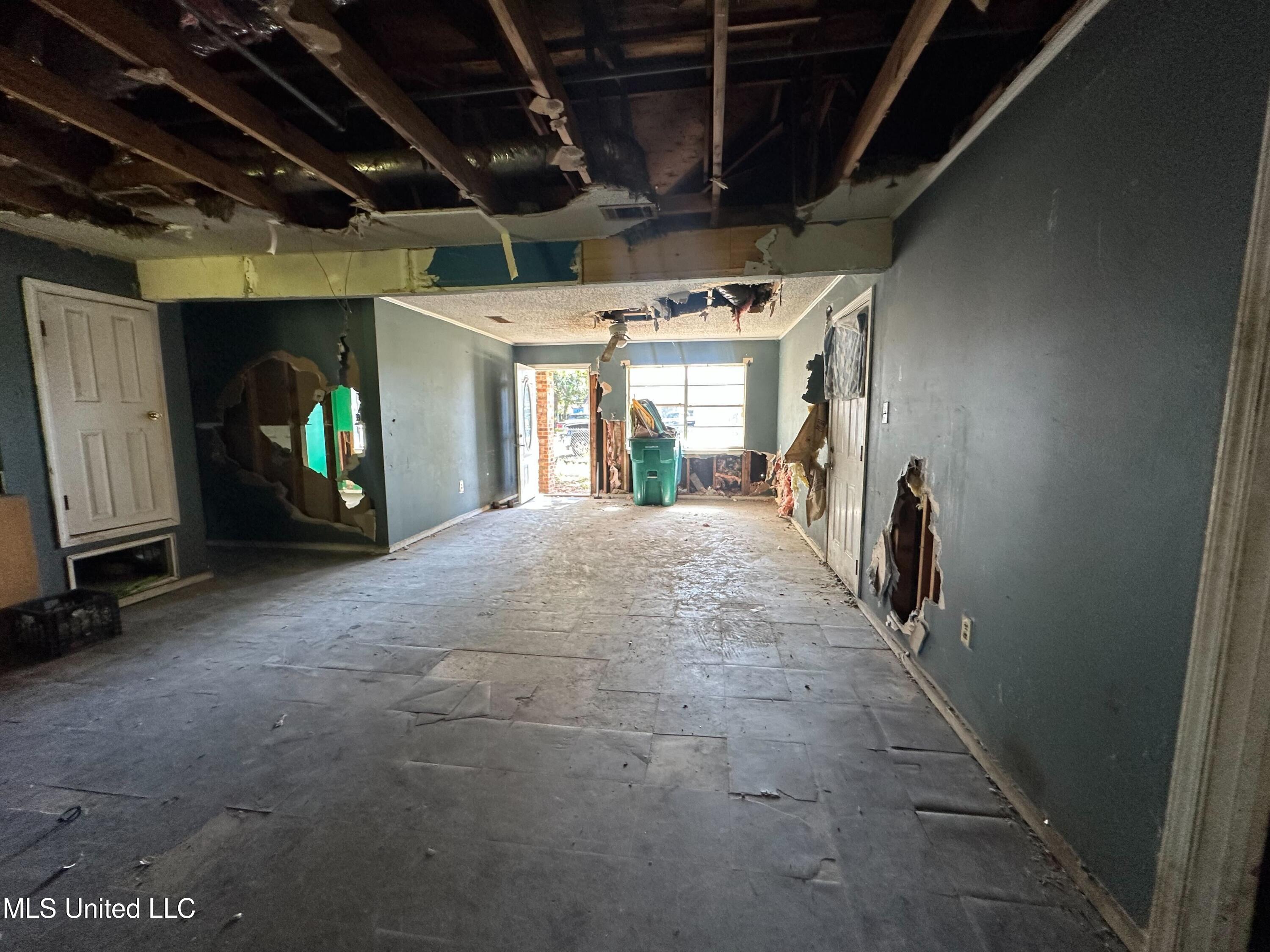 3307 Middle Avenue Pascagoula, MS 39581 - Photo 2 of 12 IMG_4064