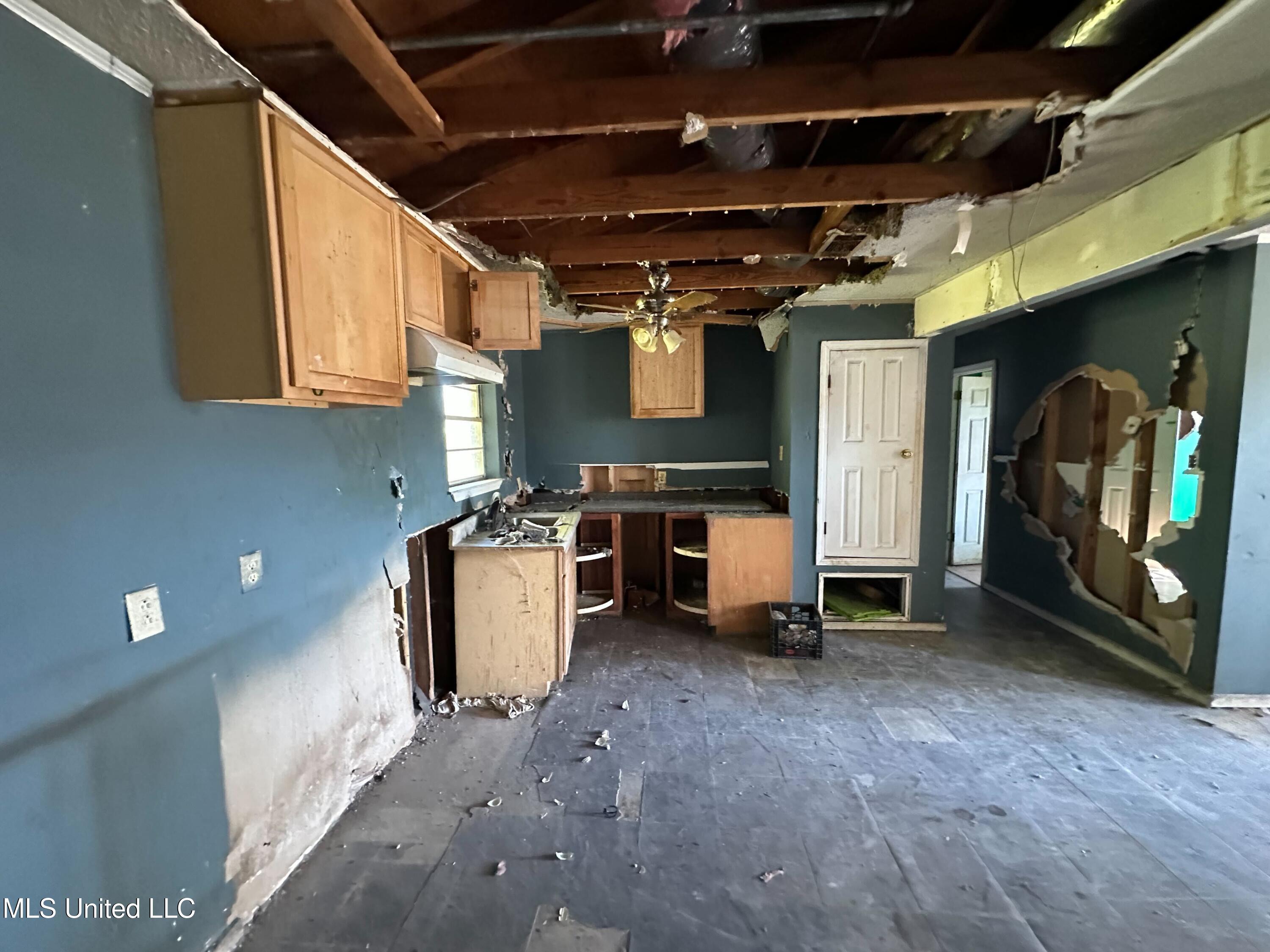 3307 Middle Avenue Pascagoula, MS 39581 - Photo 4 of 12 IMG_4065