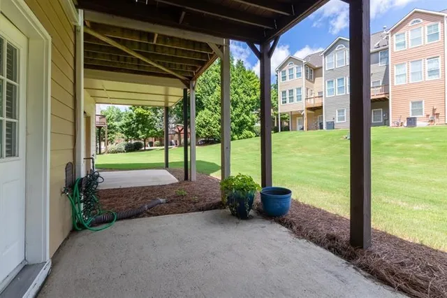 a view of a back yard