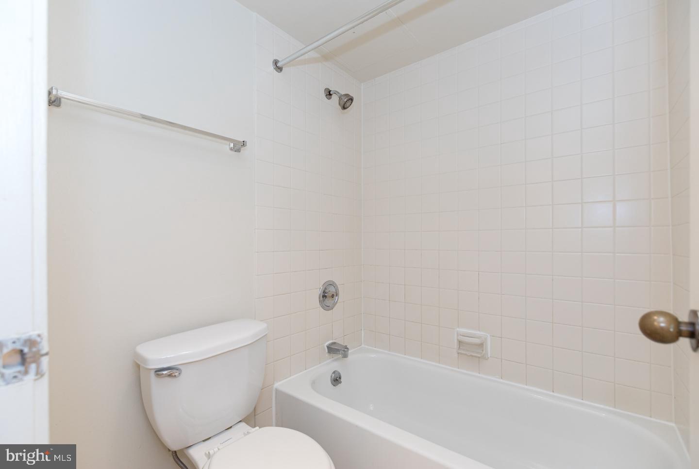 2020 Walnut Street, Unit 5M Philadelphia, PA 19103 - Photo 4 of 15 a bathroom with a toilet and a bathtub