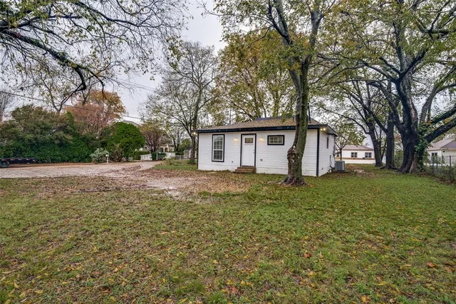 a view of a house with yard and tree s