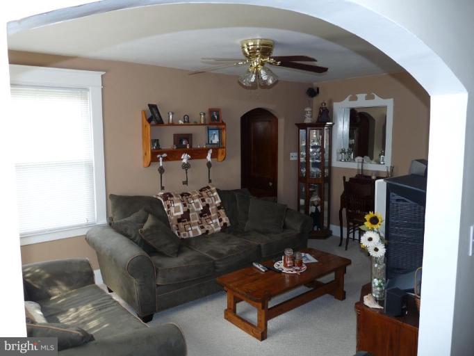 3823 North Point Road Dundalk, MD 21222 - Photo 11 of 18 Living Room