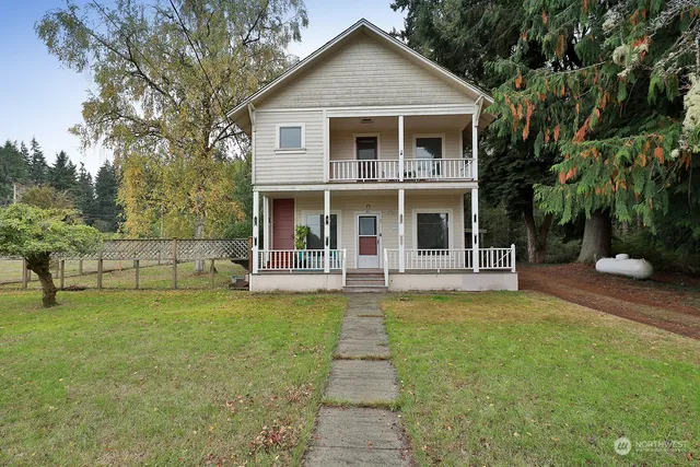 a view of a yard in front of house
