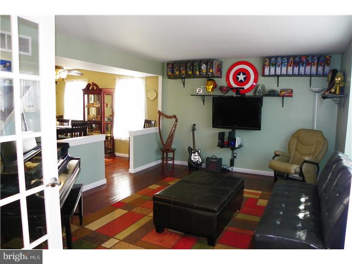 57 Heather Valley Road Holland, PA 18966 - Photo 4 of 25 Living Room