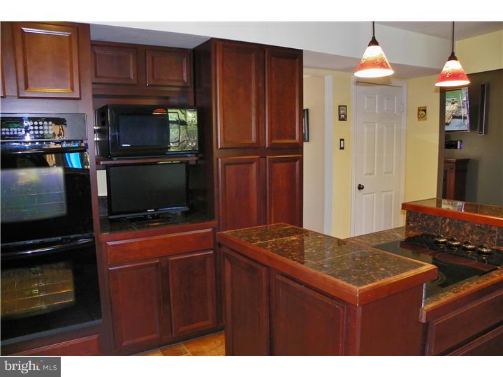 57 Heather Valley Road Holland, PA 18966 - Photo 10 of 25 Kitchen