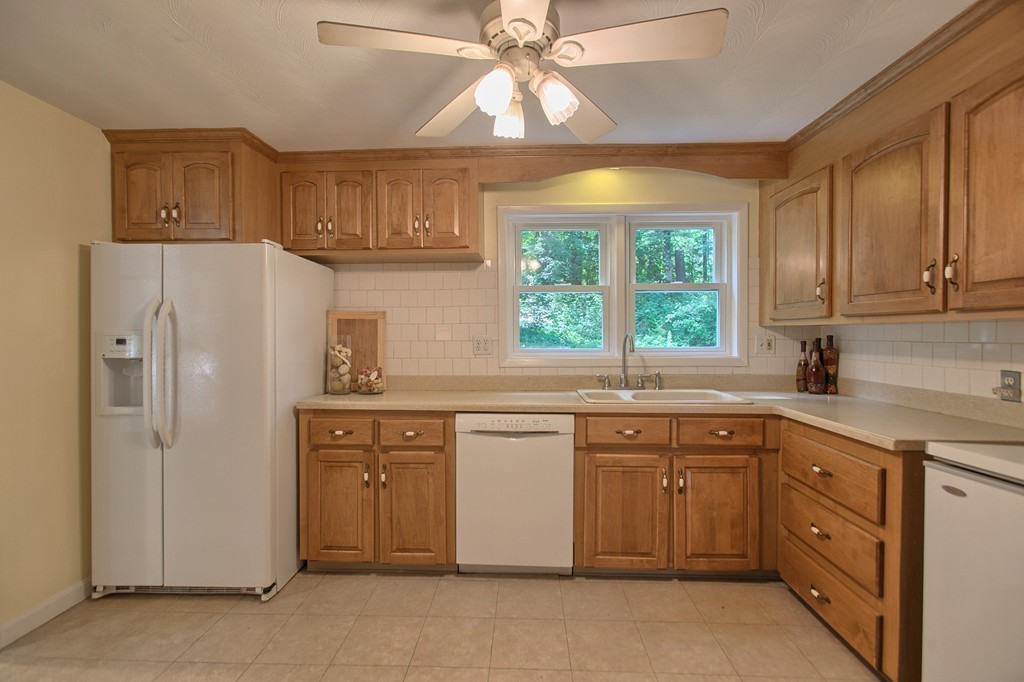 12 Nadine Road Chelmsford, MA 01824 - Photo 10 of 27 Gallery Image 10