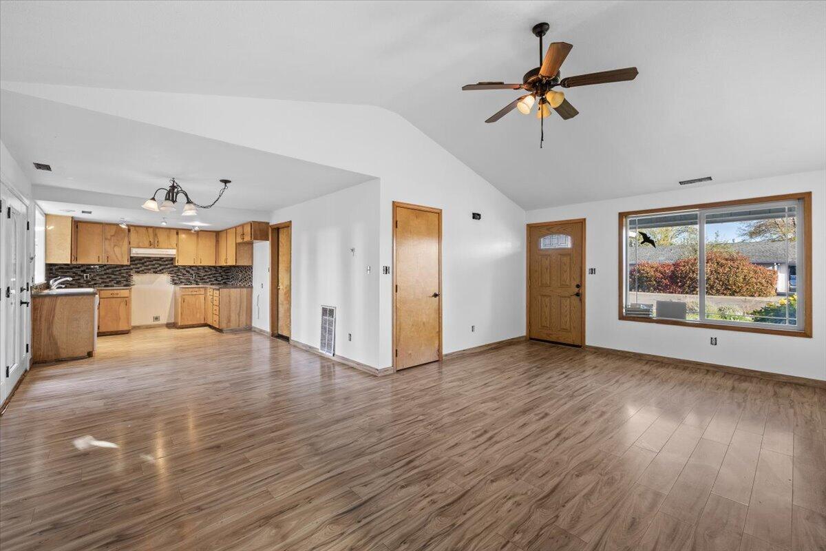 338 Joseph Street Central Point, OR 97502 - Photo 6 of 17 06-CI_4424