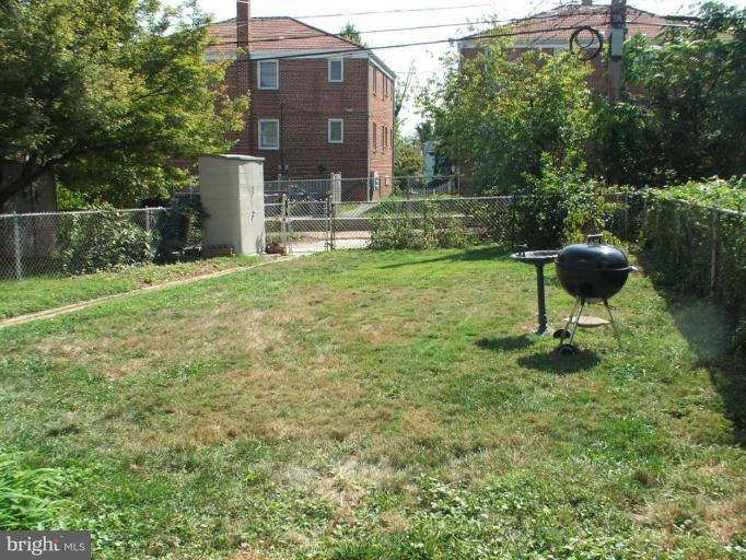 622 Braeside Road Baltimore, MD 21229 - Photo 16 of 17 a backyard of a house with table and chairs