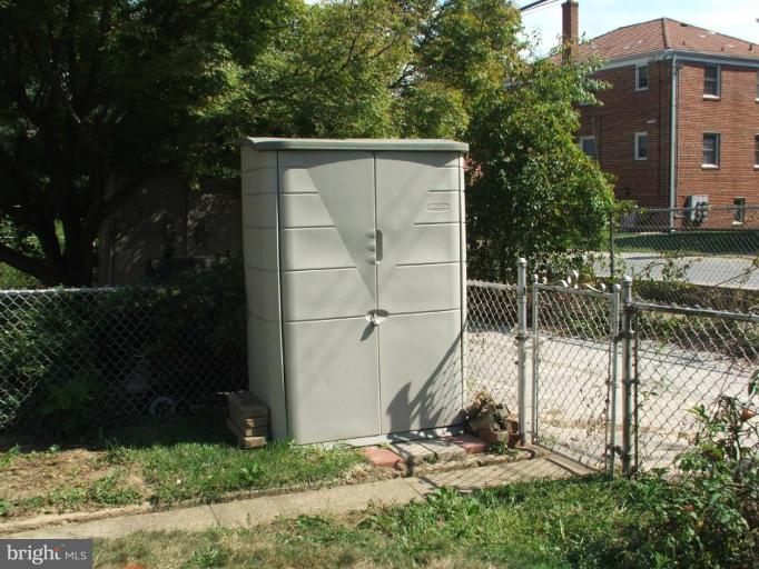622 Braeside Road Baltimore, MD 21229 - Photo 17 of 17 a view of a backyard