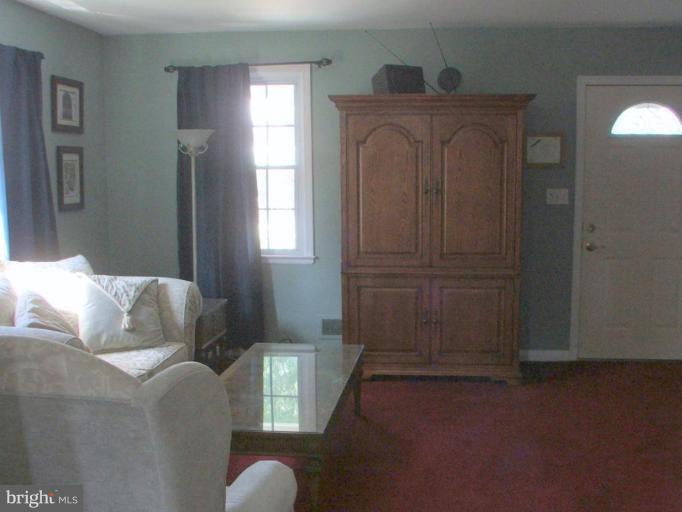 622 Braeside Road Baltimore, MD 21229 - Photo 4 of 17 a living room with furniture and a window