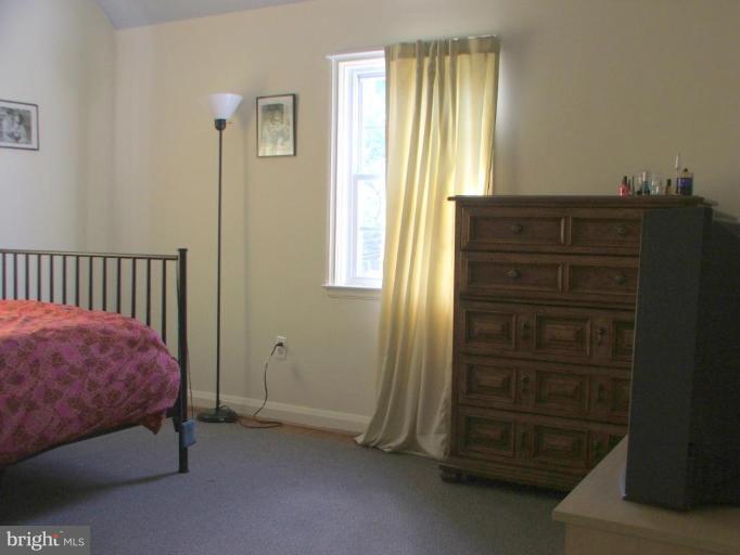 622 Braeside Road Baltimore, MD 21229 - Photo 10 of 17 a bedroom with a bed and a window