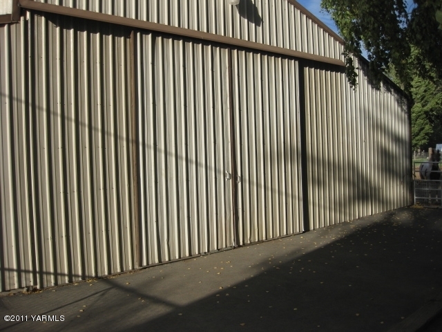 10303 Meadowbrook Road Yakima, WA 98903 - Photo 22 of 29 a view of a black gate