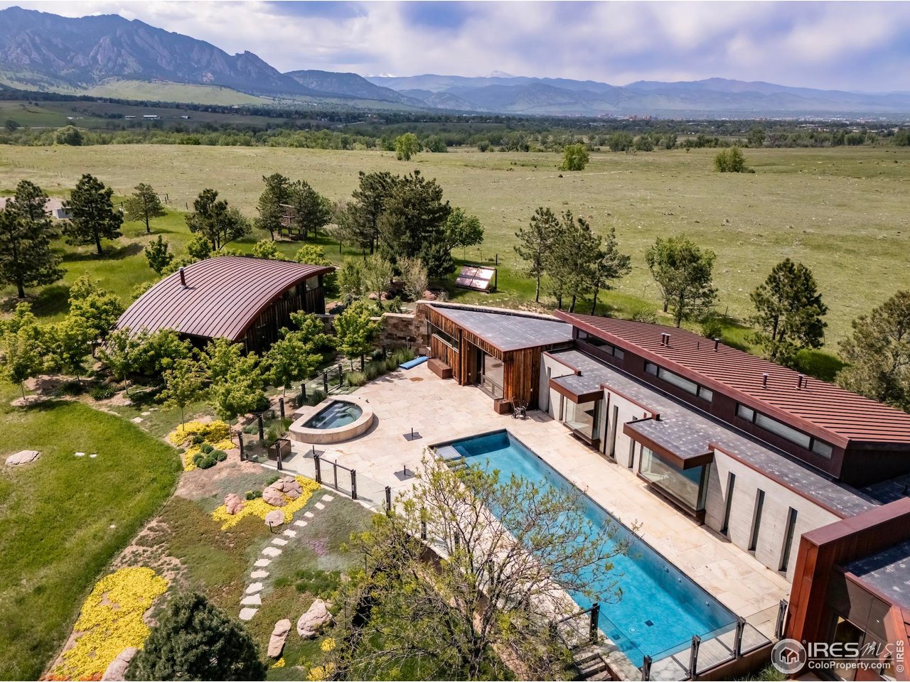 1355 South Cherryvale Road Boulder, CO 80303 - Photo 4 of 40 a balcony with an outdoor space and a lake view