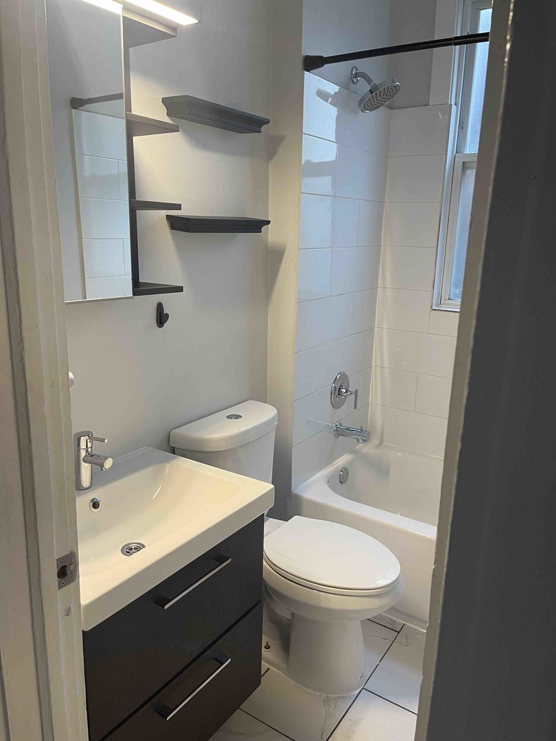 1655 West Irving Park Road, Unit 1R Chicago, IL 60613 - Photo 5 of 9