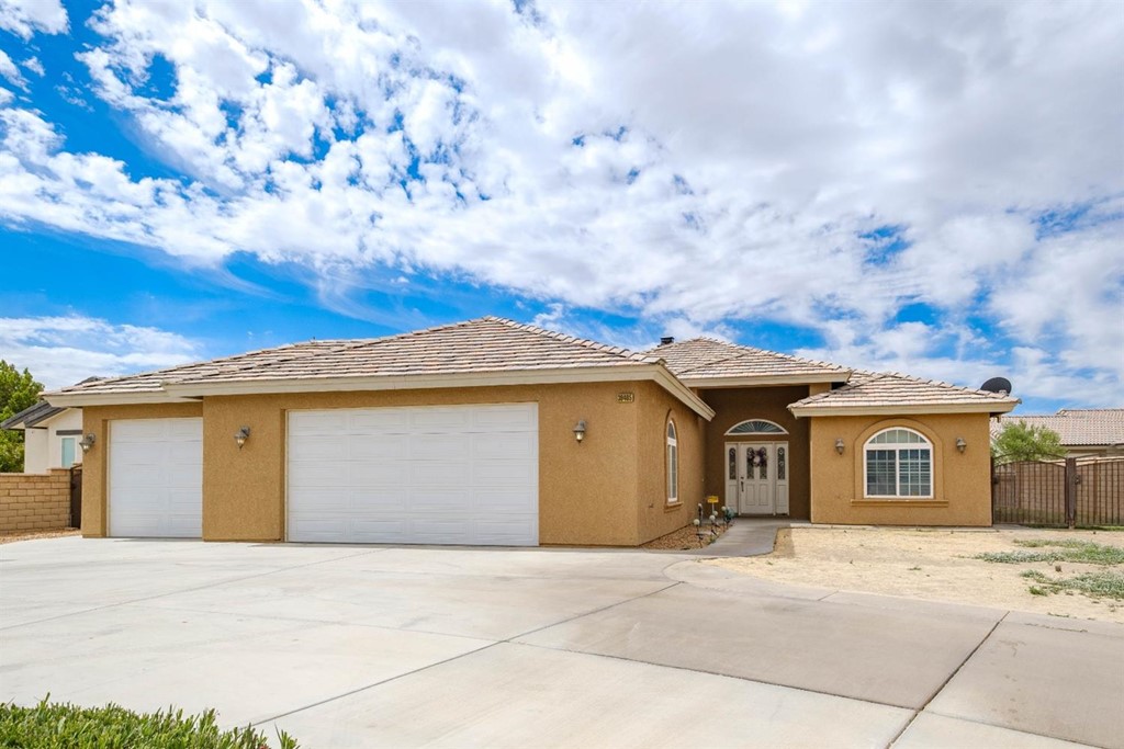 39405 Mountain View Road Yermo, CA 92398 - Photo 2 of 33 a front view of a house with a garden