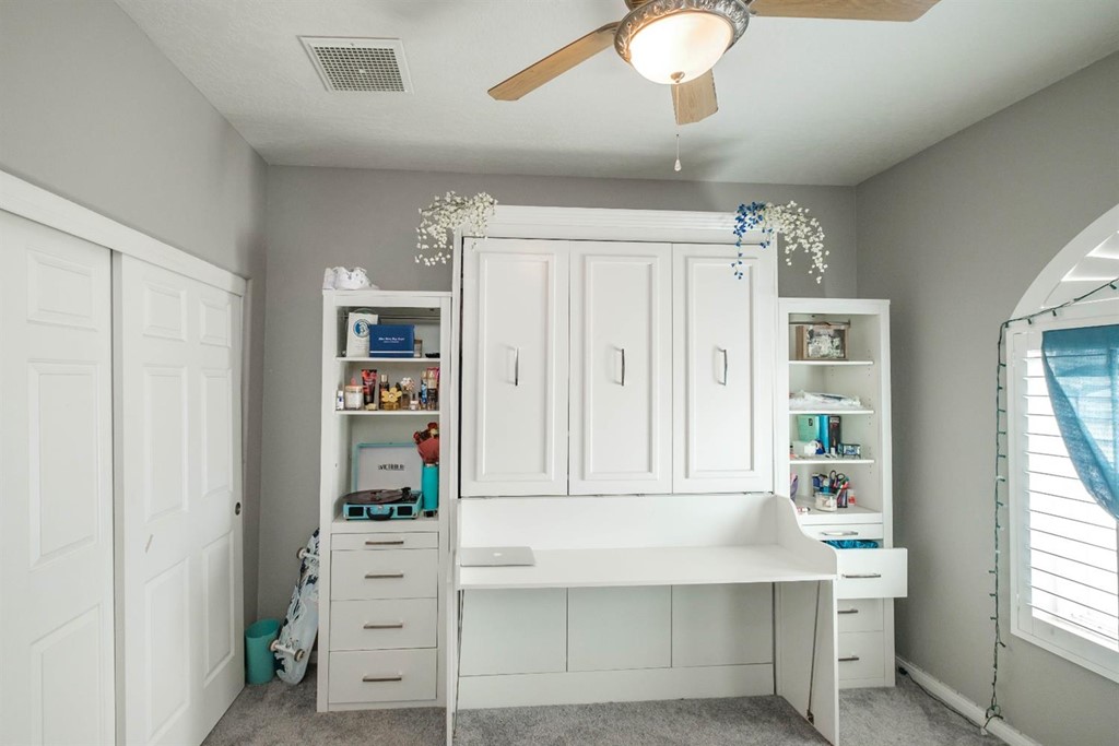 39405 Mountain View Road Yermo, CA 92398 - Photo 14 of 33 walk in closet with window