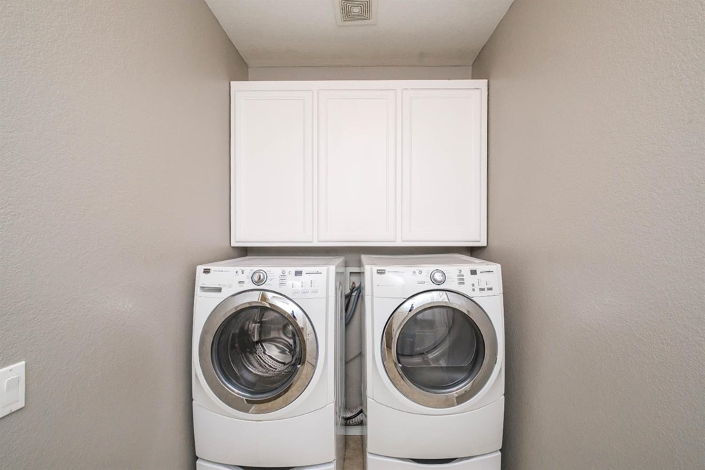 39405 Mountain View Road Yermo, CA 92398 - Photo 20 of 33 a utility room with dryer and washer