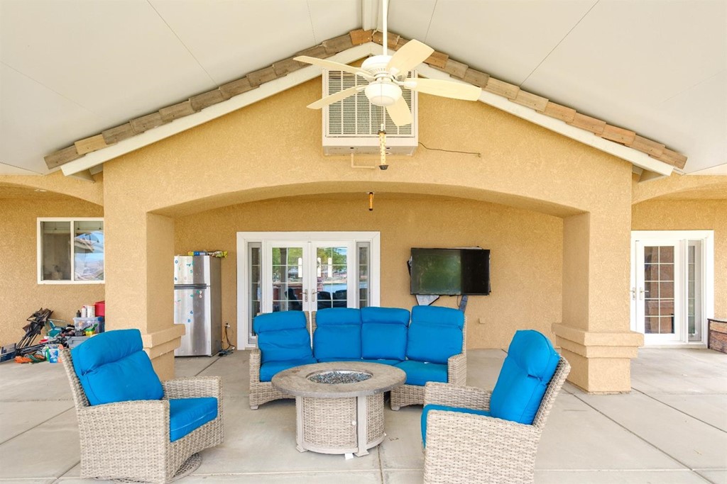 39405 Mountain View Road Yermo, CA 92398 - Photo 27 of 33 a living room with furniture and a flat screen tv