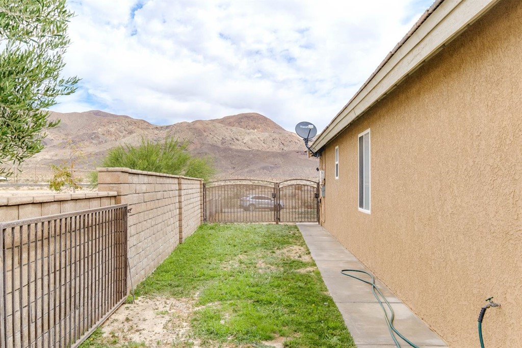 39405 Mountain View Road Yermo, CA 92398 - Photo 29 of 33 a view of a backyard with wooden fence
