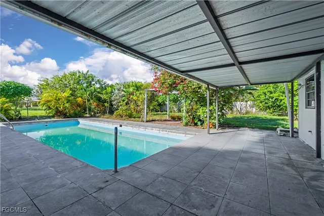 a view of a backyard