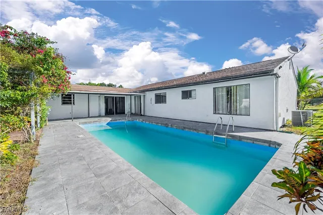 a view of a house with backyard
