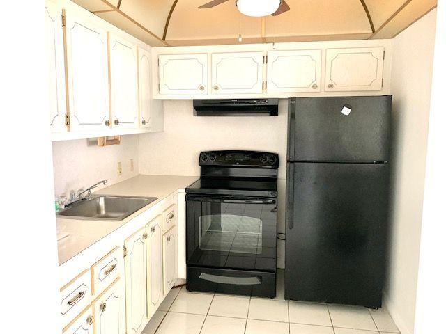 132 Suffolk F Boca Raton, FL 33434 - Photo 2 of 26 Kitchen