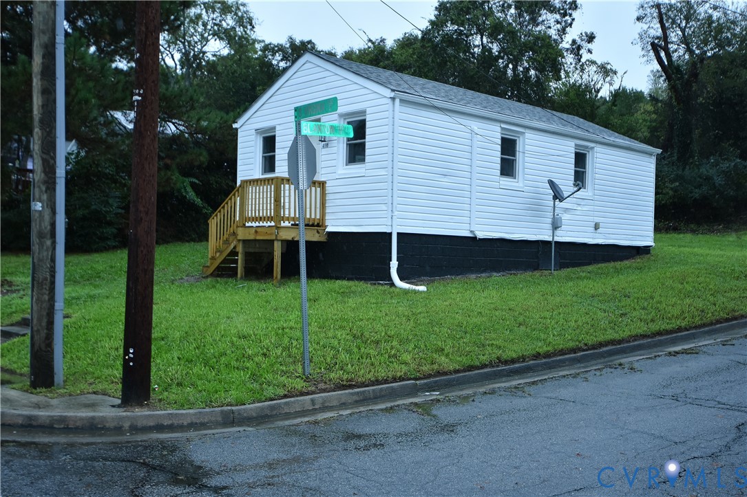 416 South Virginia Street Farmville, VA 23901 - Photo 2 of 33 a front view of a house with garden