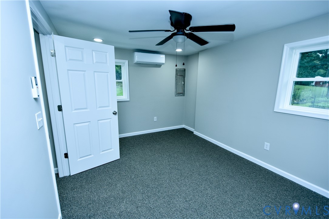 416 South Virginia Street Farmville, VA 23901 - Photo 22 of 33 en empty room with a ceiling fan