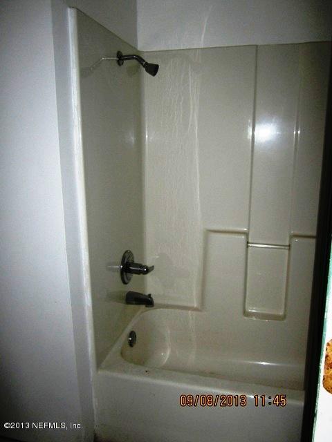 2026 Cornell Road Middleburg, FL 32068 - Photo 23 of 26 a bathroom with a bathtub