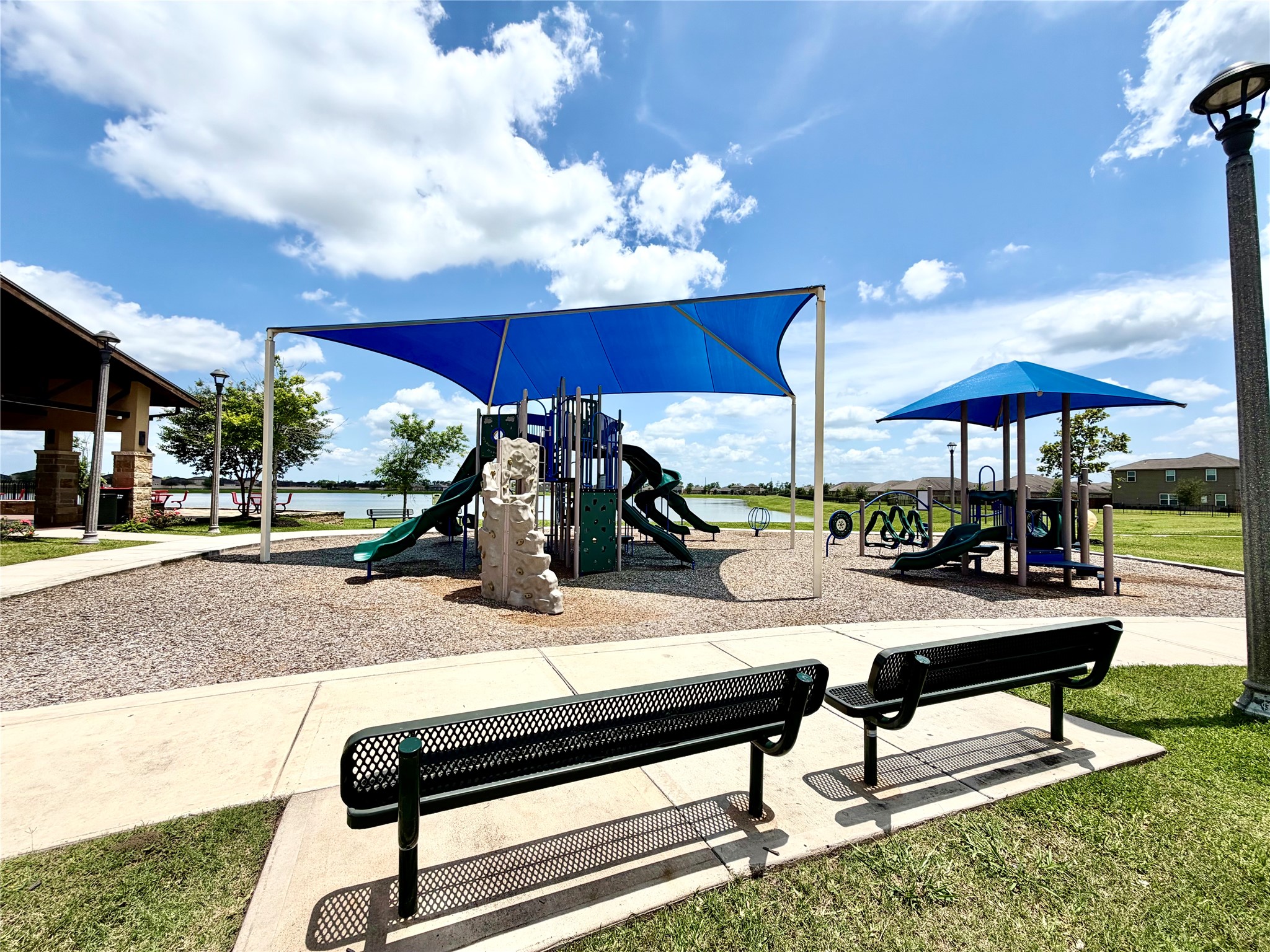 1322 Diamond Drape Drive Rosharon, TX 77583 - Photo 38 of 45 a view of a backyard with sitting area