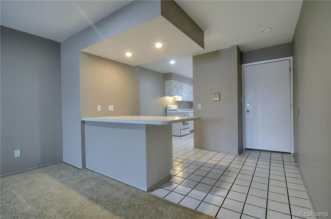 1954 Klingensmith Road Bloomfield Hills, MI 48302 - Photo 3 of 28 7-Kitchen.jpg