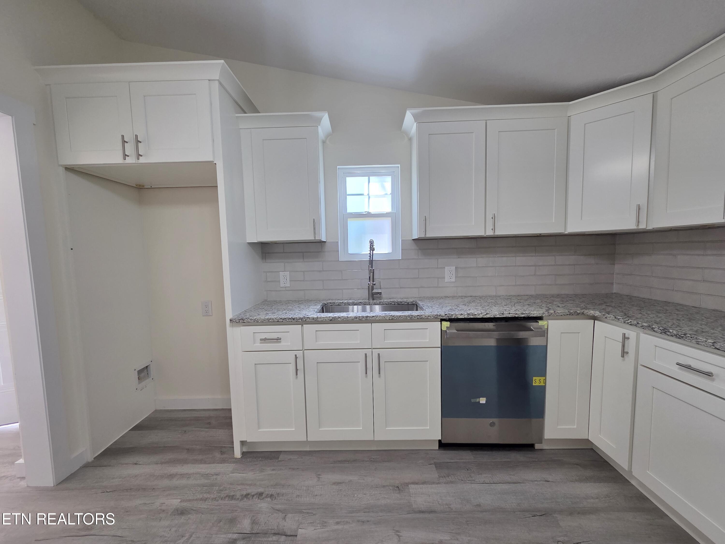 2330 Mynatt Road Knoxville, TN 37918 - Photo 12 of 17 kitchen