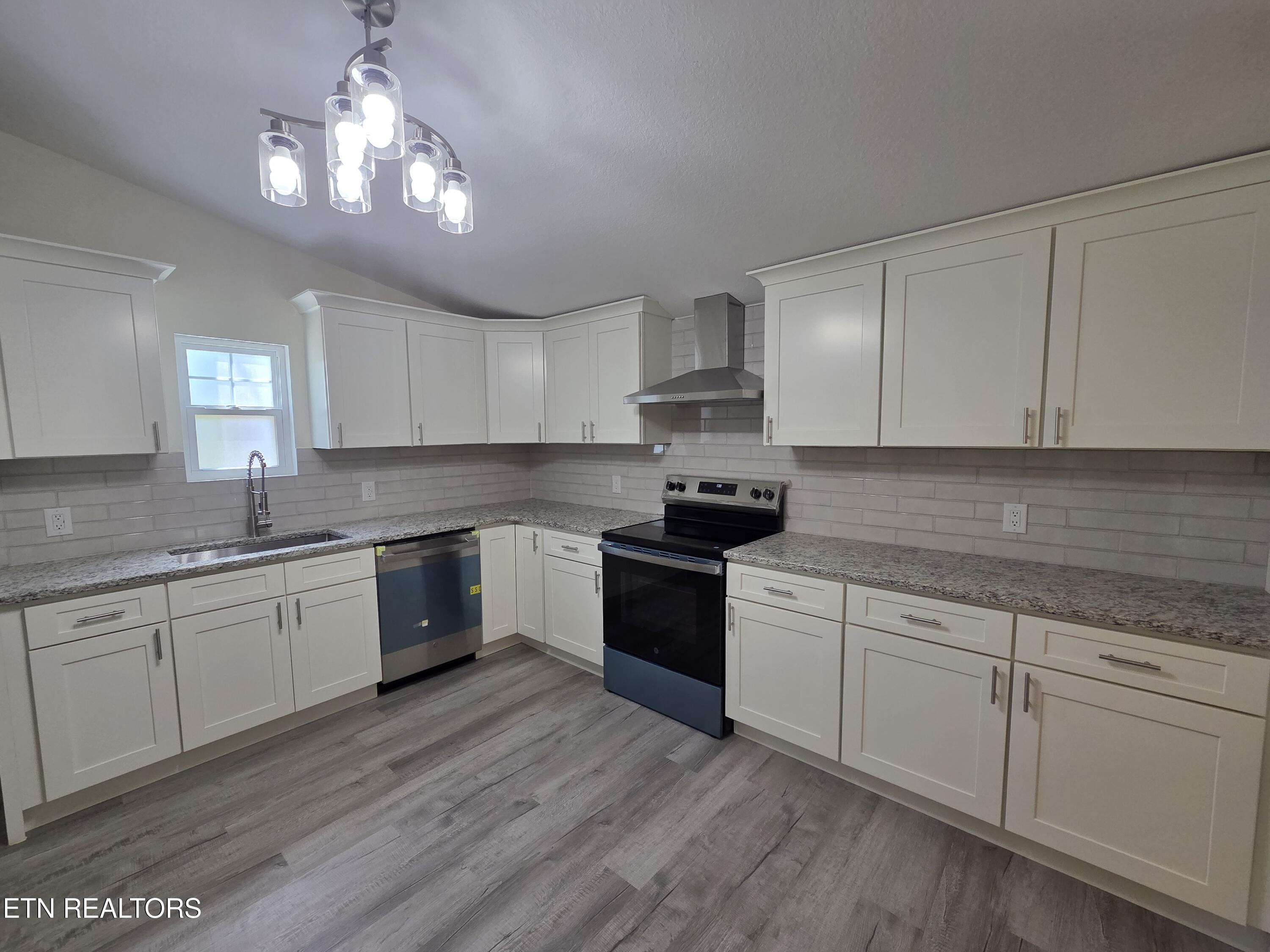 2330 Mynatt Road Knoxville, TN 37918 - Photo 14 of 17 kitchen