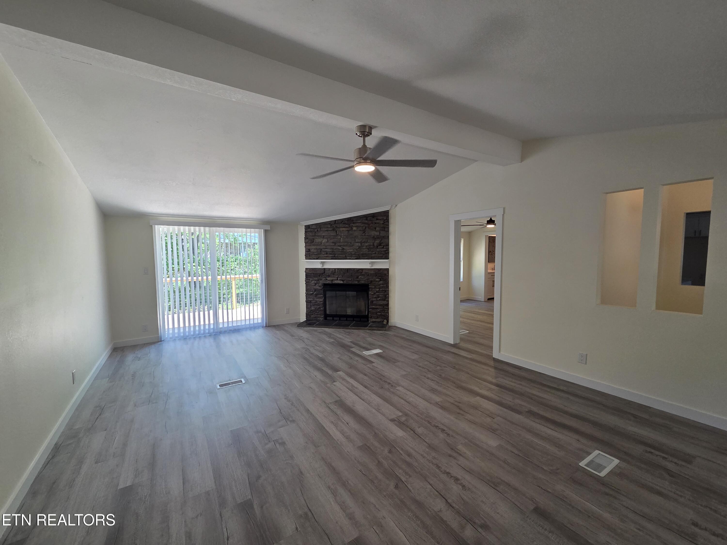 2330 Mynatt Road Knoxville, TN 37918 - Photo 2 of 17 Living rm