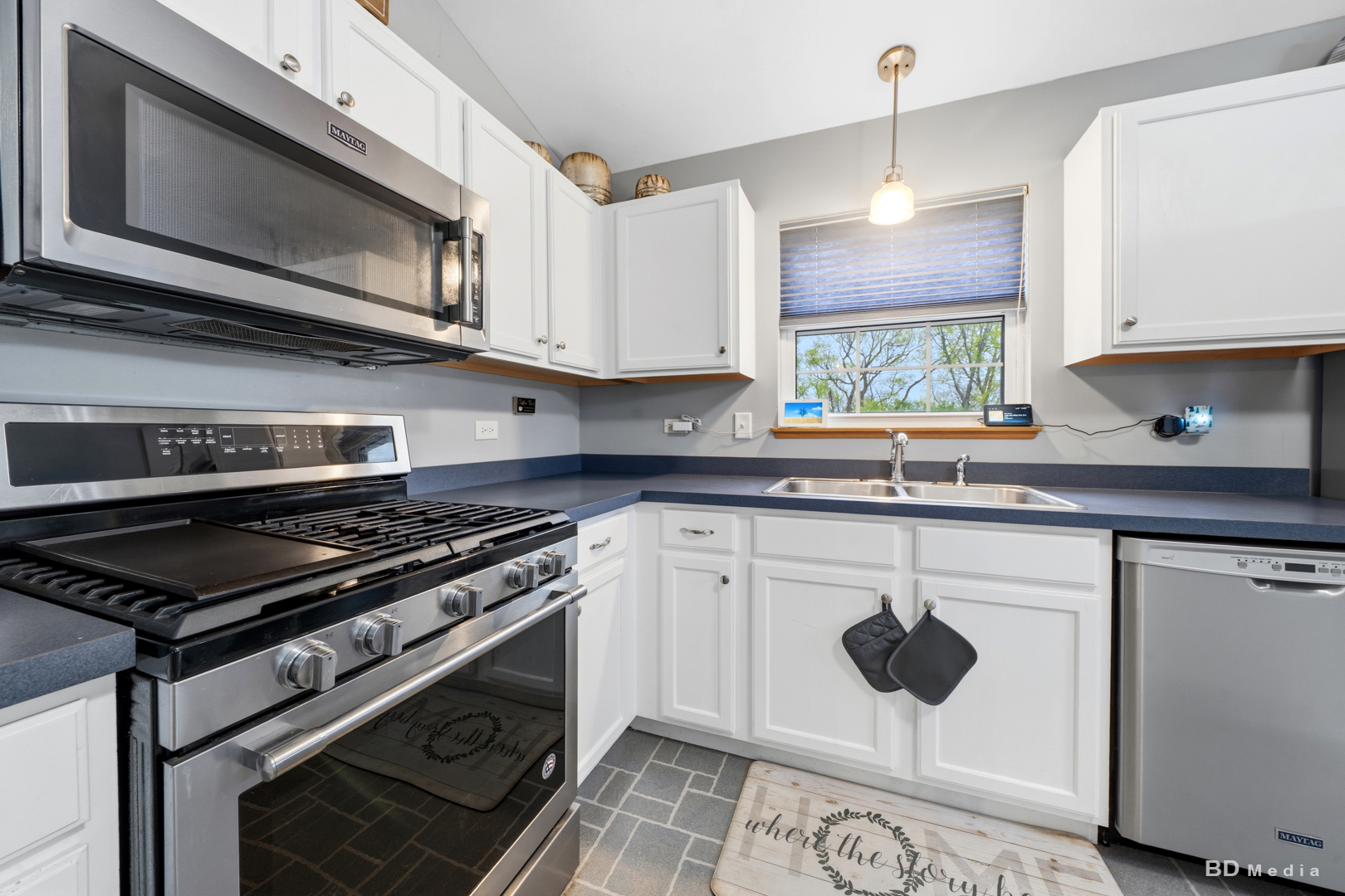 25606 Jonquil Lane Monee, IL 60449 - Photo 9 of 38 a kitchen with a stove and a microwave