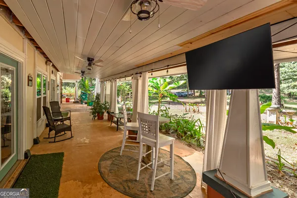 a view of a house with backyard and garden