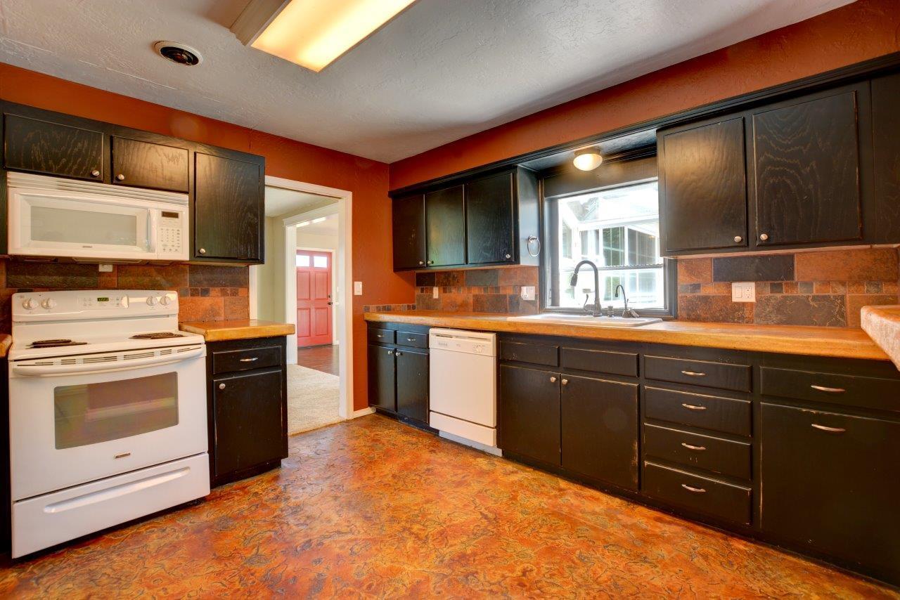 365 West Harbeck Road Grants Pass, OR 97527 - Photo 6 of 23 DSC_6272_3_4