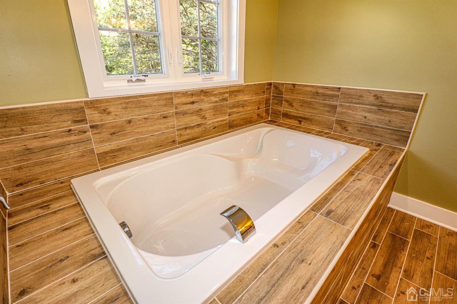 1834 Oak Road North Brunswick, NJ 08902 - Photo 27 of 39 Close up view of the soaking tub.
