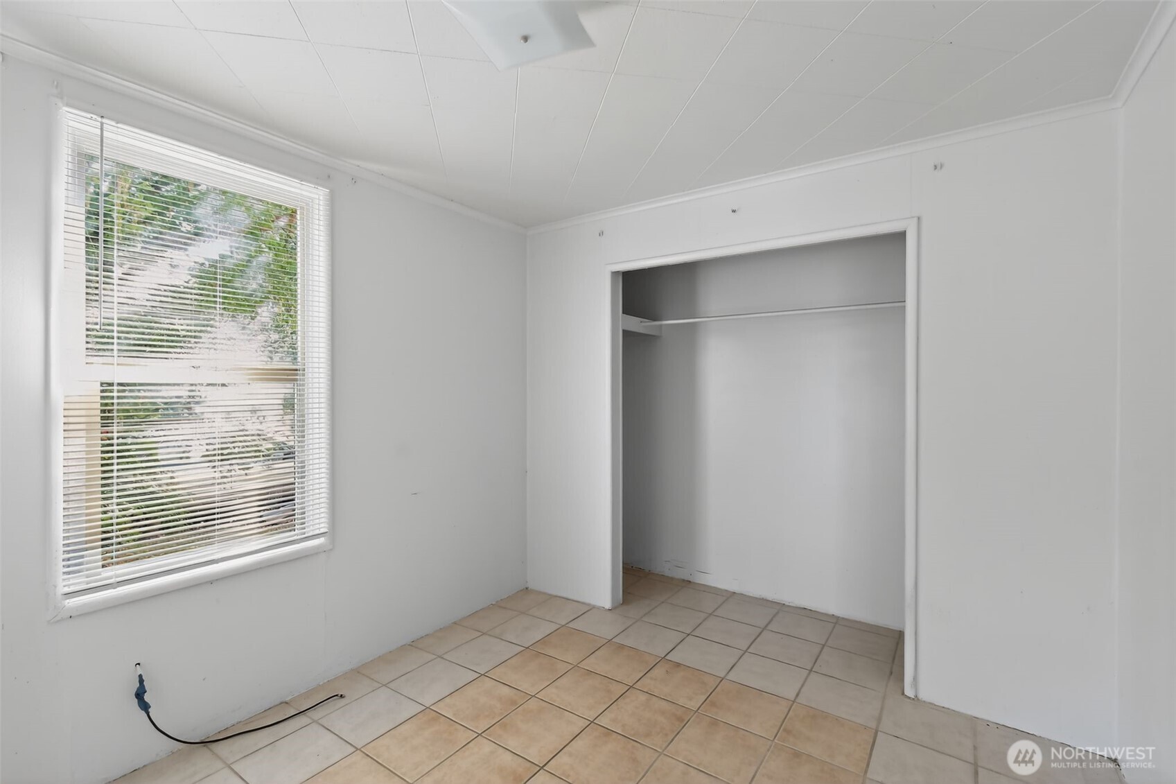 208 North M Street Aberdeen, WA 98520 - Photo 11 of 18 an empty room with windows