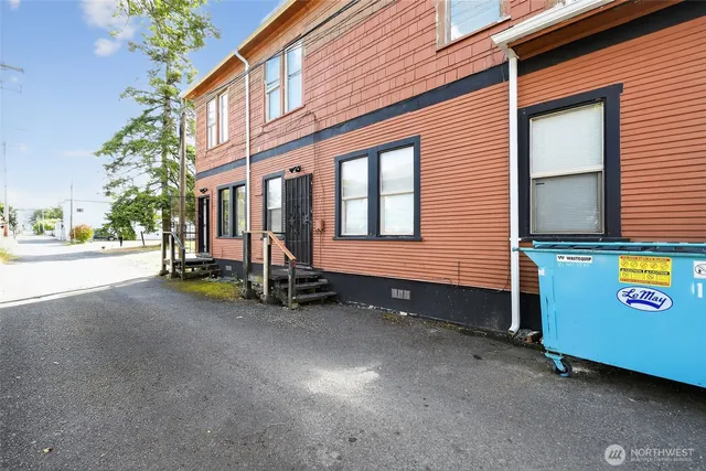 a view of a house with street